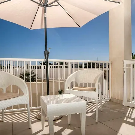 Luminosa Con Vista A La Piscina