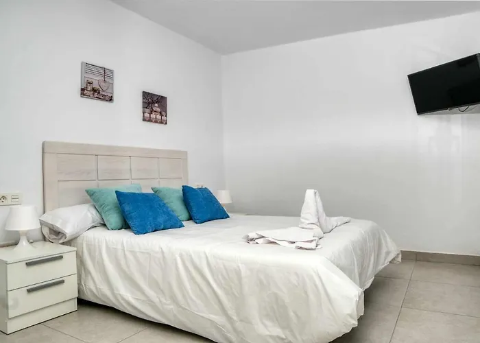 Luminosa Con Vista A La Piscina *